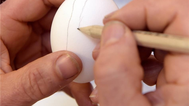 Was wohin soll Zuerst wird das Ei mithilfe eines Bleistiftes flächenmäßig aufgeteilt und das jeweilige Muster vorgezeichnet.