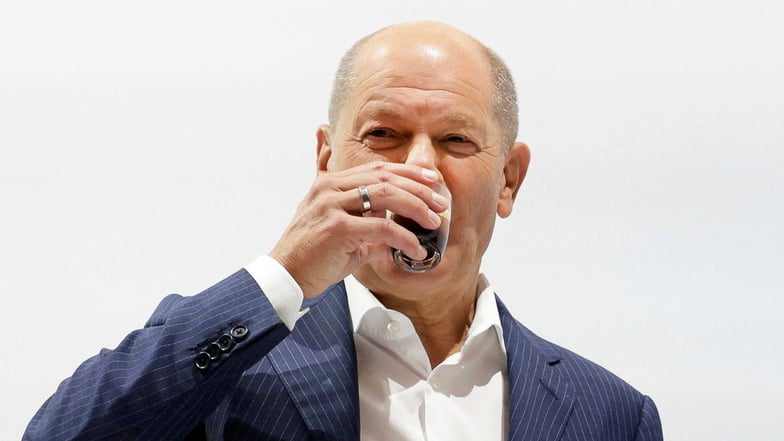 Kanzler Olaf Scholz (SPD) trinkt auf der Internationalen Funkausstellung 2024 einen Espresso. Auch in den kommenden Jahren will er die IFA als Kanzler eröffnen.