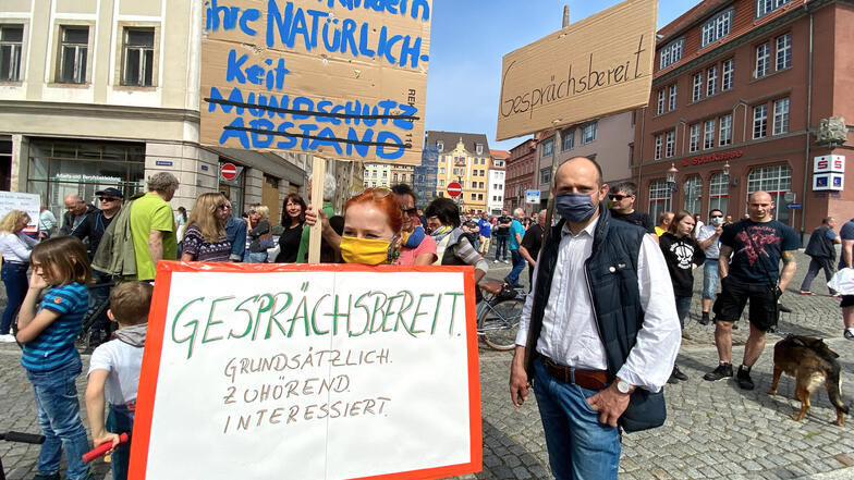 Die Oberlausitzer Landtagsabgeordneten Franziska Schubert (mit gelbem Mundschutz) und Stephan Meyer (blauer Mundschutz) sind gekommen, um mit den Demonstranten zu sprechen. 