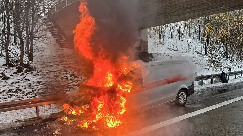 Transporter mit Gasflaschen brennt auf A4 bei Hohenstein-Ernstthal aus