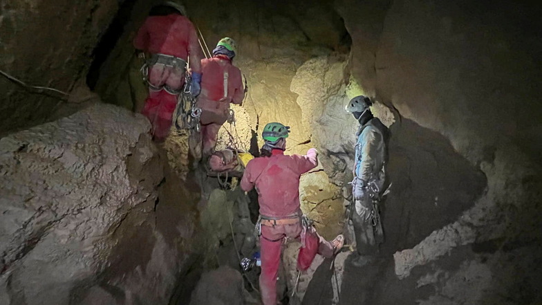 Die Rettung des erkrankten Forschers aus der dritttiefsten Höhle der Türkei ist gelungen.