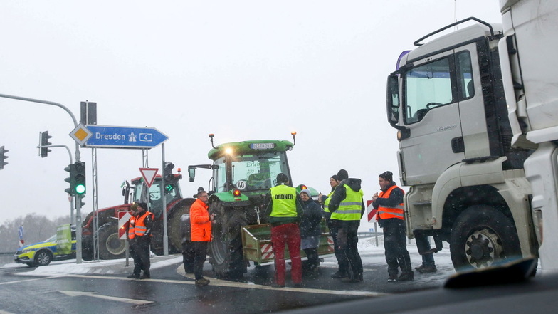 Noch bis zum 21. Januar 2024 sind für alle Autobahnauffahrten im Landkreis Bautzen Versammlungen im Zusammenhang mit den Bauernprotesten angemeldet. Das Foto entstand am 12. Januar bei Pulsnitz.