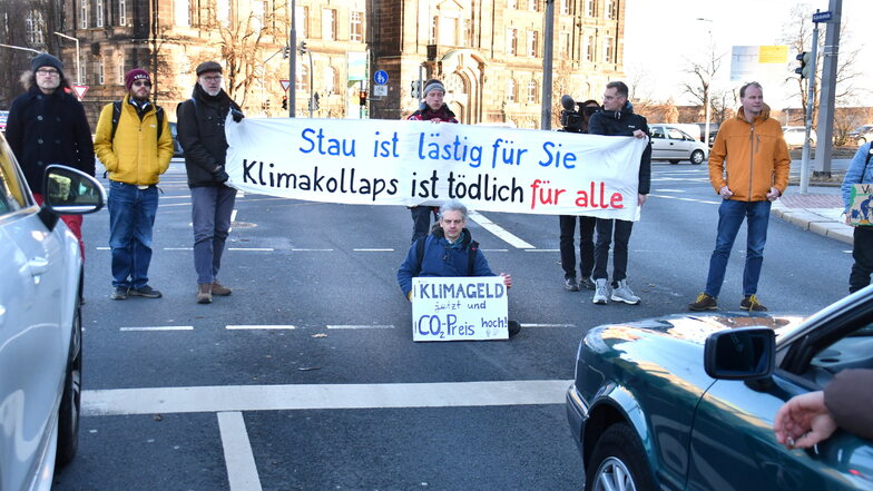 Am Donnerstag haben mehrere Mitglieder von "Extinction Rebellion" die Straßenkreuzungen am Carolaplatz in Dresden blockiert.