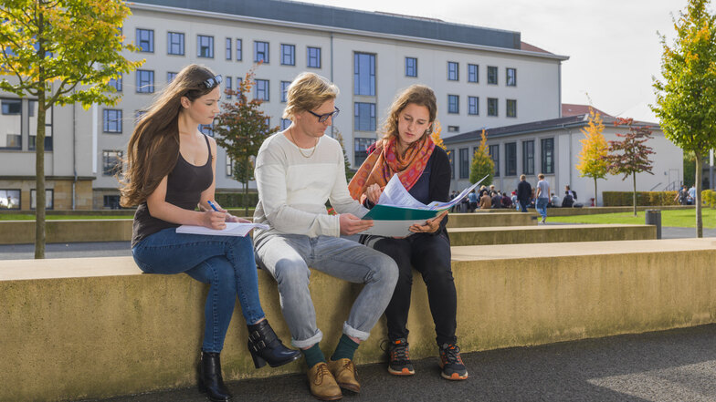 Studierende auf dem Campus der ehs in der Dresdner Johannstadt.