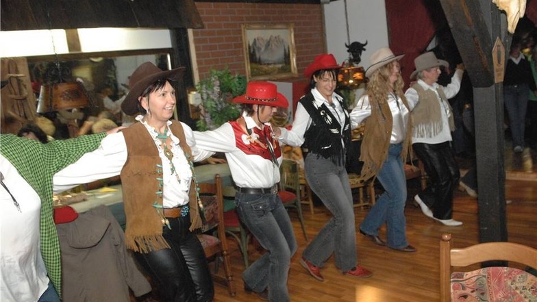 Die Linedancer sind aus Lippis Western Saloon nicht mehr wegzudenken. Hier zeigen sie 2007 eine Einlage beim Kneipenfest. Die Country-Gilde mit Tanzlehrer Hansi trifft sich bis heute hier.