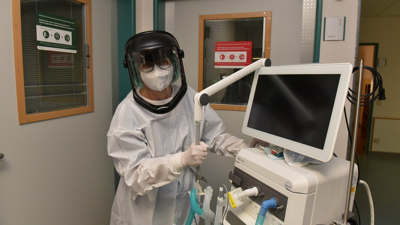 Schwester Sylke bringt ein neues Beatmungsgerät
zu einem Patienten im Freitaler Krankenhaus.