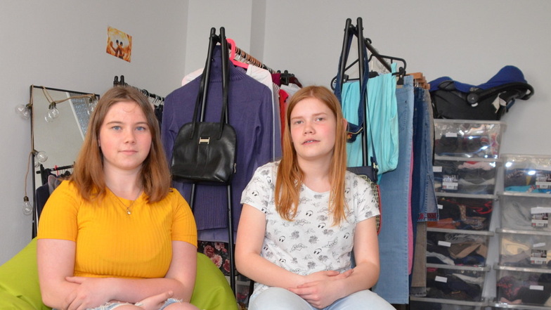 Die 15-jährige Lara Simmank (links) und die 13-jährige Magdalena Ickert gehören zum vierköpfigen Tauschladenteam. Weitere Helfer sind herzlich willkommen.