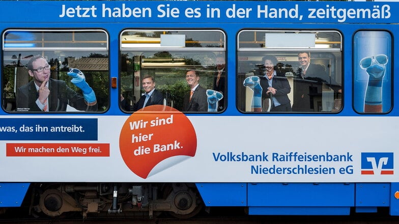 Die Volksbank Raiffeisenbank gibt es auch in Niederschlesien: hier mit Werbung bei den Verkehrsbetrieben in Görlitz.