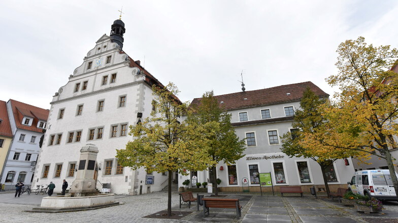 Links steht das Rathaus, rechts sollte das Technische Rathaus entstehen. Diesen Plan gibt die Stadt Dippoldiswalde nun komplett auf.