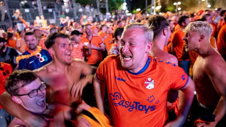 Fans der Niederländischen Nationalmannschaft feiern beim Public Viewing in Berlin. Einige sind mit Fans der im Spiel unterlegenen Türken aneinandergeraten. Spiel.