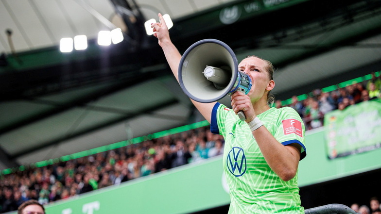DFB-Kapitänin Alexandra Popp (VfL Wolfsburg) sieht auch bei den Turnierprämien noch einen weiten Weg bis zu den Summen der männlichen Kollegen.