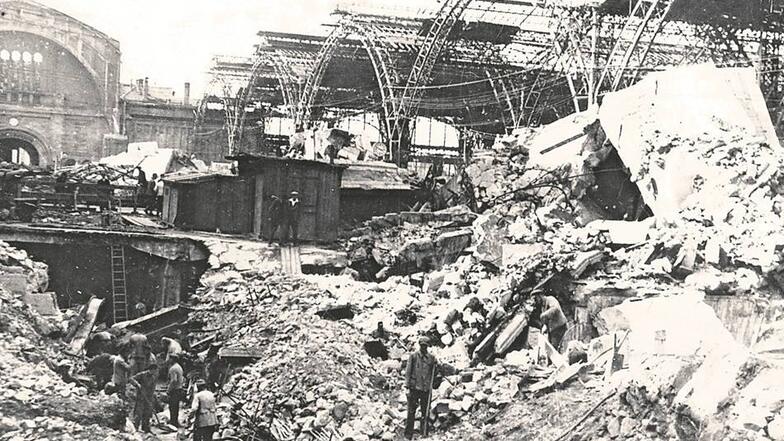 1943 kam der Totale Krieg auch nach Sachsen mit all seiner zerstörerischen Kraft: Am 4. Dezember jenes Jahres starben über 1.800 Menschen beim britischen Bombenangriff auf Leipzig.