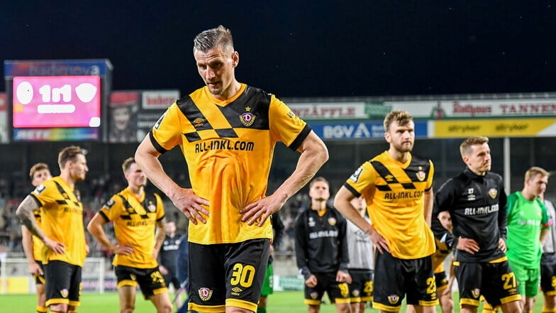 Enttäuschte Gesichter bei Dynamo Dresden: Beim Tabellenletzten Freiburg II kommt die Mannschaft um Kapitän Stefan Kutschke (vorn) nicht über ein Remis hinaus und lässt wichtige Punkte im Aufstiegskampf liegen.