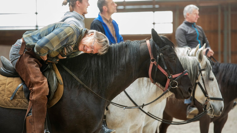 Nein, Schauspieler Jürgen Haase ist nicht eingeschlafen. Beim Training mit dem Pferd gehört das dazu, um sich letztlich auf der Freilichtbühne sicher zu fühlen.