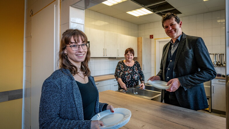 Die Sanierung des Hortgebäudes hat mit dem Einbau einer neuen Küche begonnen. Darüber freuen sich Hortleiterin Vicky Leske, Küchenkraft Margitta Gerlach und Bürgermeister Jörg Burkert.