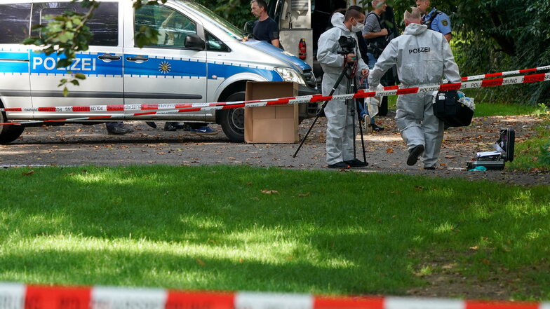 Polizisten sichern einen Bereich am Elstermühlgraben nahe einer Schule in Leipzig.