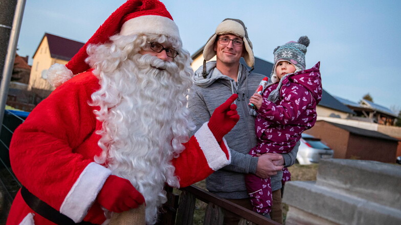 Im vergangenen Jahr ließ sich der Lampertswalder Weihnachtsmann nicht davon abhalten, Kinder mit Schokolade zu überraschen. Marcus Grille und Söhnchen Hannes fanden es richtig toll.