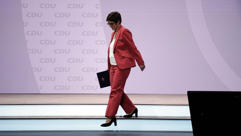Die scheidende CDU-Vorsitzende Annegret Kramp-Karrenbauer verlässt das Pult nach ihrer Rede beim digitalen Bundesparteitag der CDU.