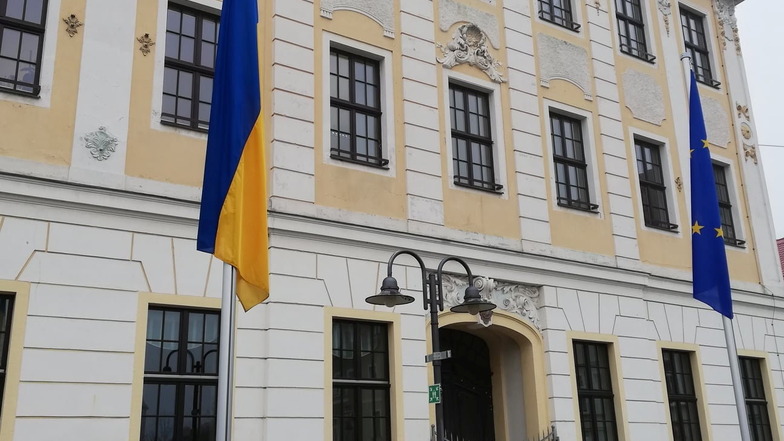 Ukrainische Fahne wieder vor Rathaus in Radeberg