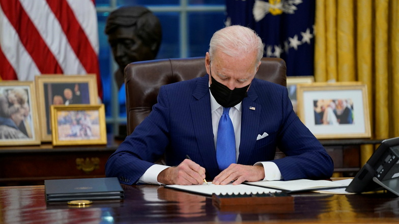 Joe Biden, Präsident der USA, unterzeichnet eine Executive Order im Oval Office des Weißen Hauses.
