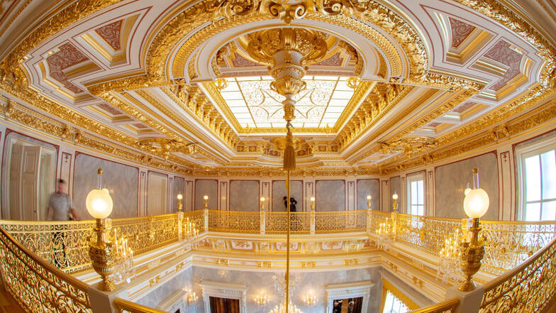 Der Innenraum des Kleinen Ballsaals im Residenzschloss ist mit Gold, Marmor und Kristall bestückt.