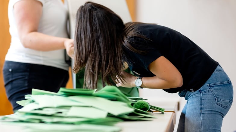 Bei der Auszählung der Briefwahl in Dresden sind die ersten manipulierten Stimmzettel entdeckt worden.