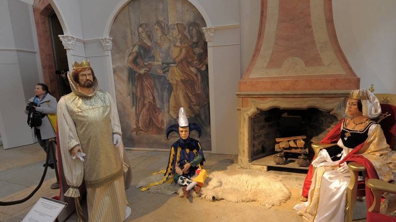 In der Ausstellung im Jahr 2012, der dritten, waren diese Figuren des Hofstaates im Schloss Moritzburg ausgestellt.