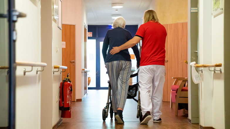 Eine Pflegerin kümmert sich um eine Seniorin, die nach einem Krankenhausaufenthalt hier in der Kurzzeitpflege der Diakonie Sozialstation unterstützt wird.