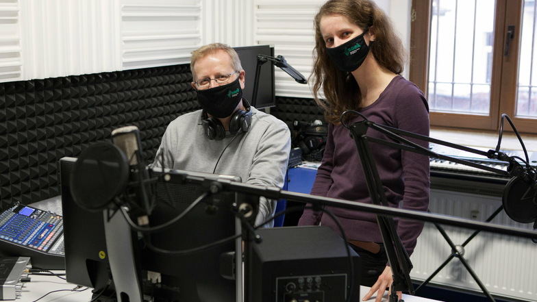 Olav Giewald und Franziska Könitzer im Tonstudio von SAEK.