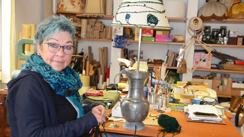 Zinnkrug und alter Lampenschirm werden zu einem Unikat. Silvia Bracke arbeitet in der ehemaligen Reichenbacher Stadtinformation, errichtet da ihren Laden.