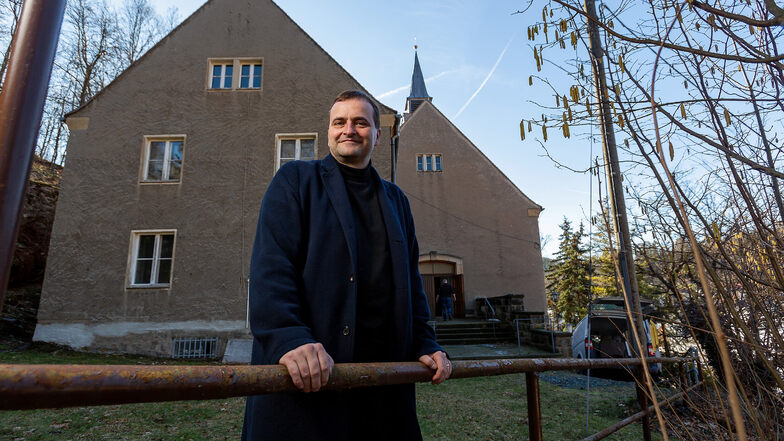 Uwe Ahrendt plant die nächste Party in der früheren katholischen Kirche zu Glashütte, die seine Firma Nomos Glashütte gekauft hat.