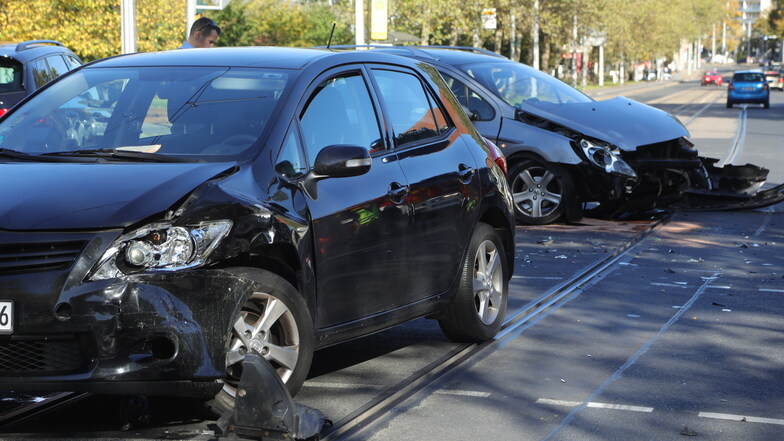 Der Toyota und der Peugeot an der Unfallstelle.