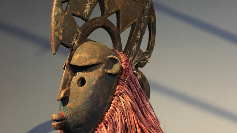 Diese Maske aus den Ethnographischen Sammlungen stammt aus Burkina Faso.