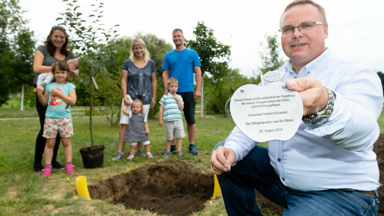 So wie hier im vergangenen Jahr pflanzte Bürgermeister Jens Zeiler mit den Eltern einen Apfelbaum. Ein Schild aus Edelstahl, gefertigt in der Firma Trumpf, erinnert an jeden Geburtsjahrgang.
