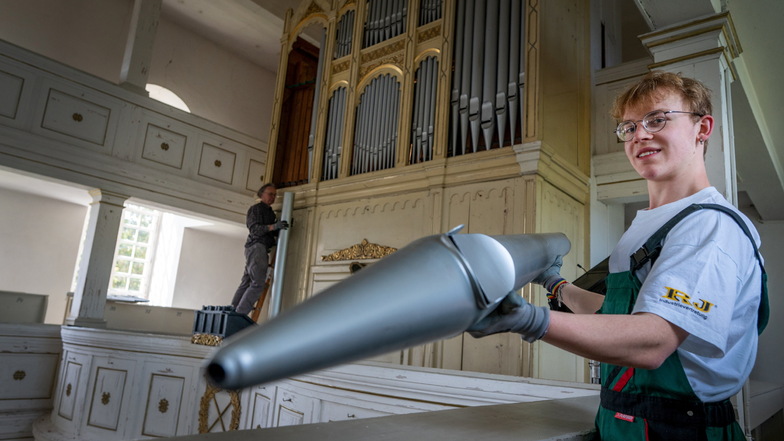 Mitarbeiter der Firma Orgelbauer Johannes Lindner bauen gerade die Orgel in der Kirche Niederstriegis aus. Jakob Meyer, der in der Kirchgemeinde ein Freiwilliges Soziales Jahr (FSJ) absolviert, packt mit an.