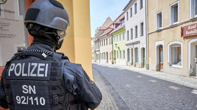 In der Altstadt von Stolpen haben am Samstag mehrere Polizisten die Wohnung eines 41-Jährigen durchsucht.