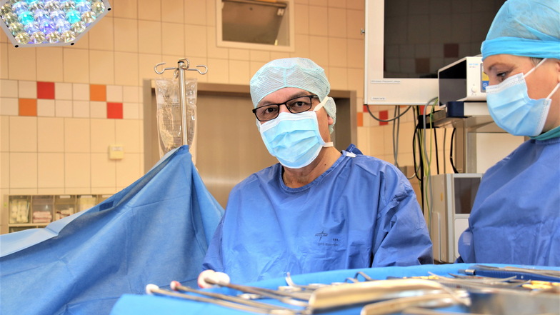 Dr. Fakher Ismaéel (l.), Leiter des Brustzentrums: Wir sind sehr stolz auf das Prüfsiegel.