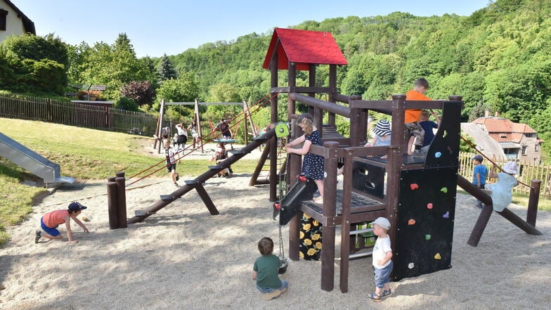 Auf den Kletterturm, fertig, los: Am Donnerstag wurde ein neuer Spielplatz in Liebstadt eingeweiht.