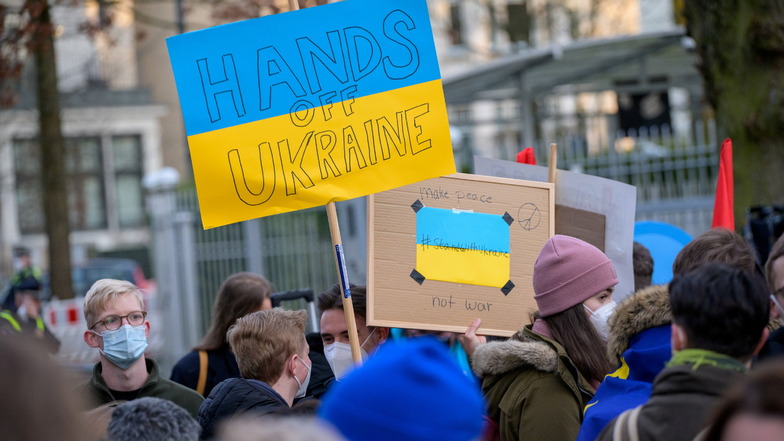 In vielen Orten gibt es dieser Tage Solidaritätskundgebung mit der Ukraine, so wie hier in Hamburg. Auch in der Oberlausitz ist die Solidarität groß. Der Domowina-Vorsitzende sagt: "Jeder und jede möge jetzt auf eigene Weise zum Frieden beitragen."