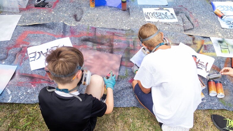 Die Graffiti-Neulinge lernen die Schablonenherstellung und wie man damit sprüht.