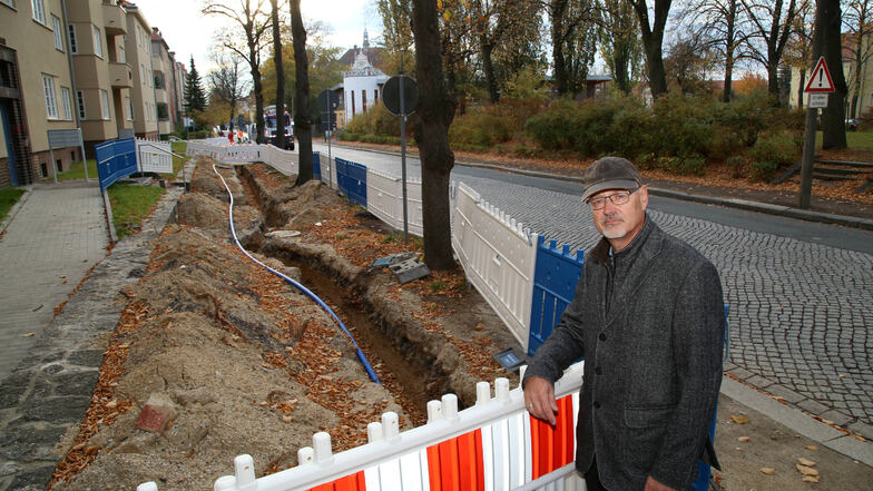 Bauamtsleiter Torsten Tschage steht an der Reichertstraße. Als das Foto entstand, war nur der Fußweg gesperrt, mittlerweile aber ist auch die Straße eine Baustelle.