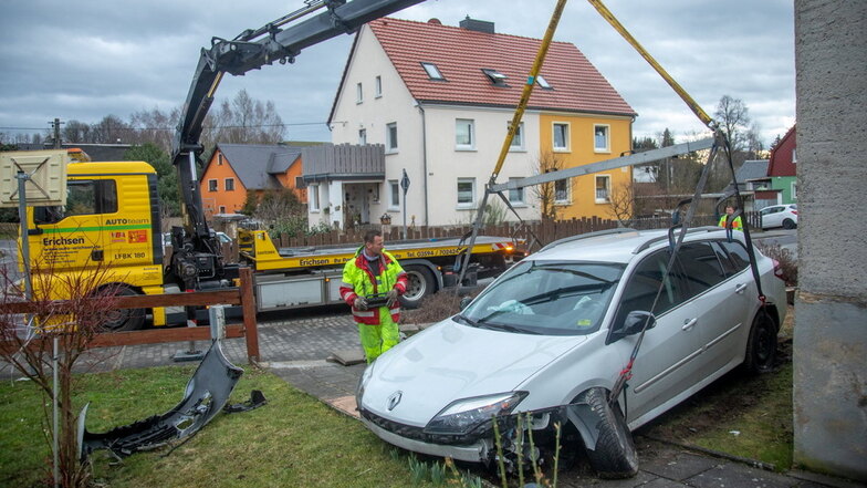 Nach einem Unfall in Hauswalde musste ein Renault, der auf ein Grundstück gefahren war, abgeschleppt werden.