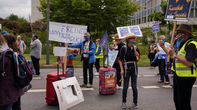 Viele Teilnehmer trugen Schilder, die auf die Wichtigkeit der Tourismusbranche hinwiesen. 