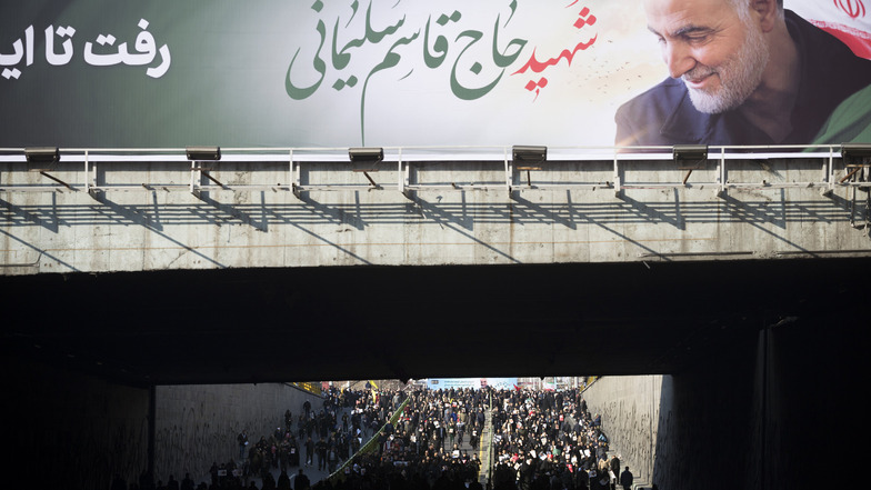 Millionen Iraner haben nach Medienangaben in der Hauptstadt an der Trauerzeremonie für den bei einem US-Raketenangriff in Bagdad getöteten iranischen General teilgenommen. 
