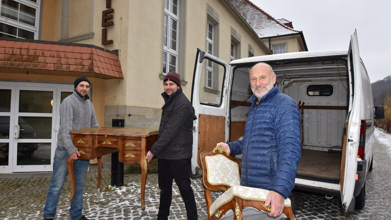Raus der Bergbaude, rein ins Hotel: Rolf Lang (re.) räumt mit Marcus Albrecht (li.) und Markus Staub von seinem Team die Uhrenwelt-Möbel ins Berggießhübler Hotel Sächsisches Haus.