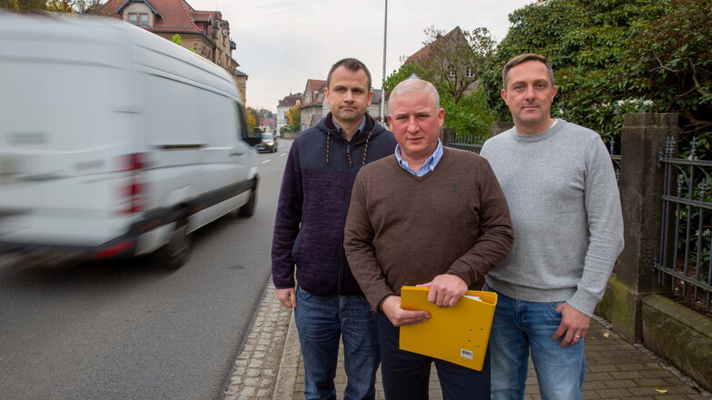 Bernardo Nicolai, Jans Faßl und Marcel Masak (v.l.) gehören zur Initiative, die sich für mehr Sicherheit an der Radeberger Straße in Großröhrsdorf einsetzt.