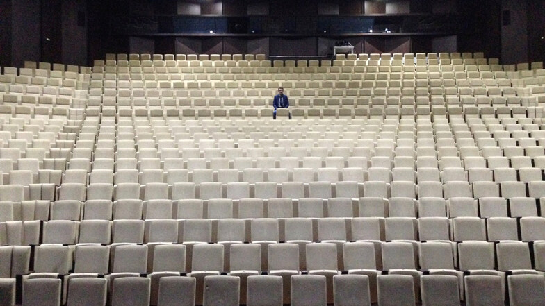 Lausitzhalle Hoyerswerda. Großer Saal, gesehen von der Bühne her. Einziger Besucher (fürs Foto) ist Geschäftsführer Dirk Rolka.