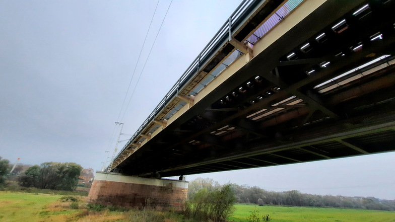 Riesa: B 182 unter Bahnbrücke für eine Nacht gesperrt