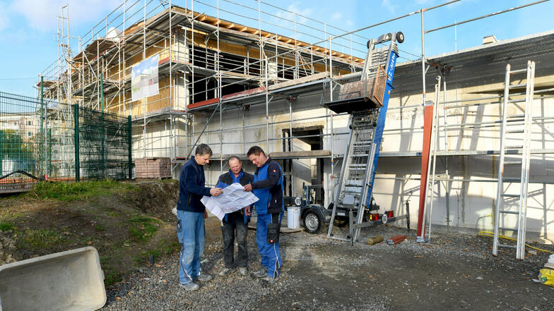 Mathias Lindner, Danilo Bensch und Mario Pischel (von links) waren seit Beginn dabei, beim Bau der neuen Turnhalle an den Weinau-Schule.