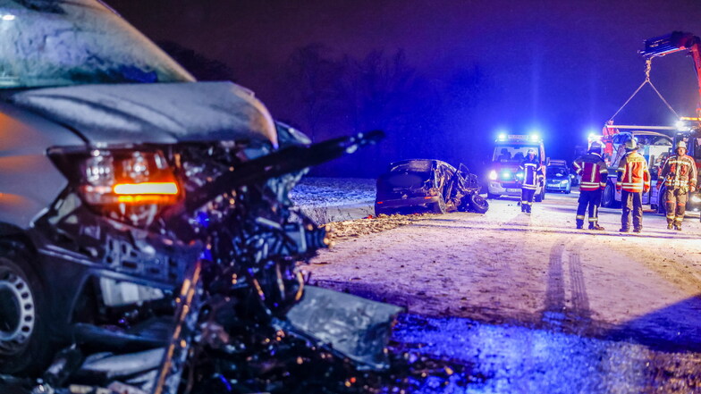 Unfallfahrzeuge stehen auf der schneebedeckten Straße bei Heilbronn.